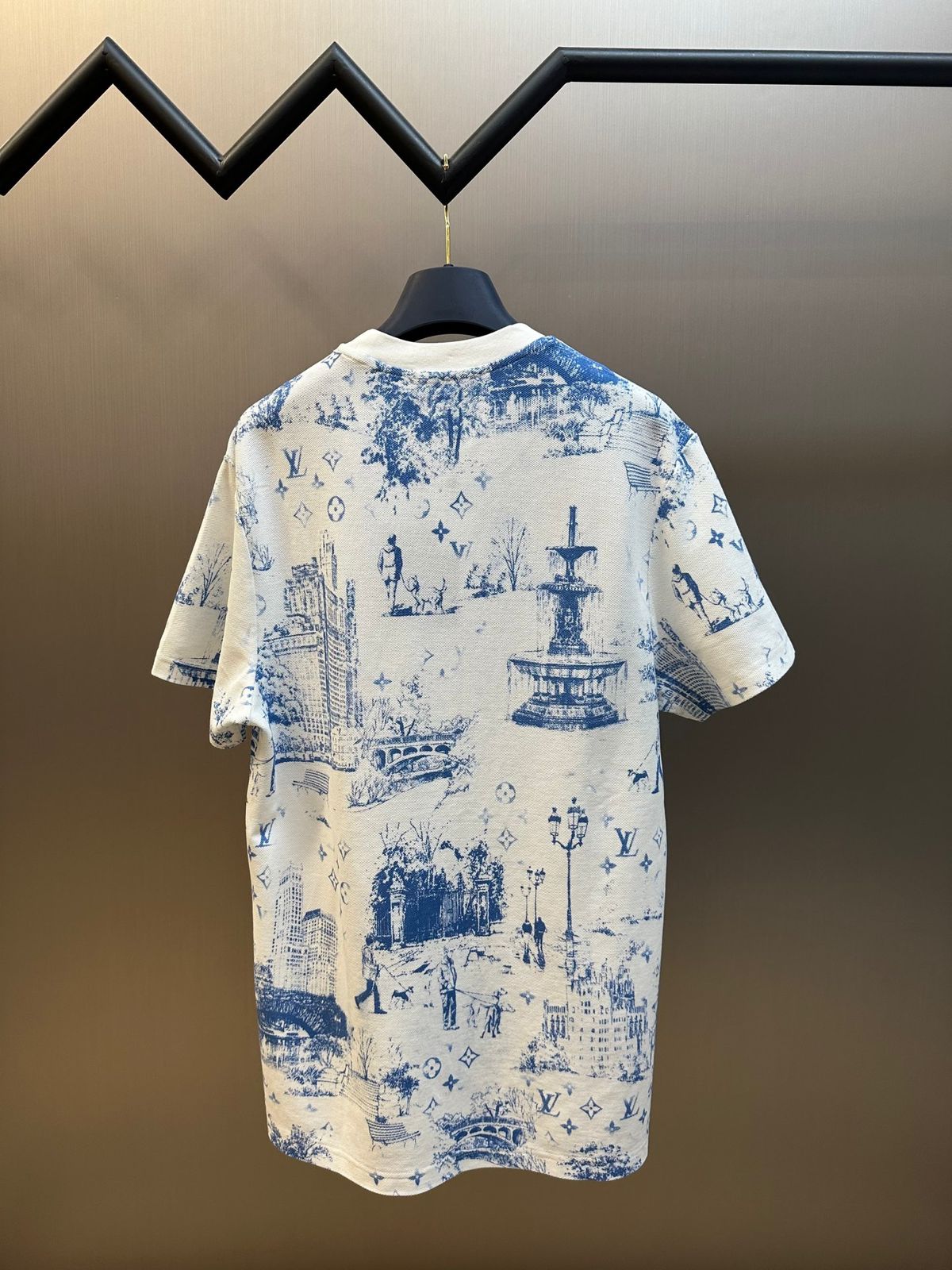 Louis VT Luxury Men's T-shirt - Image 4