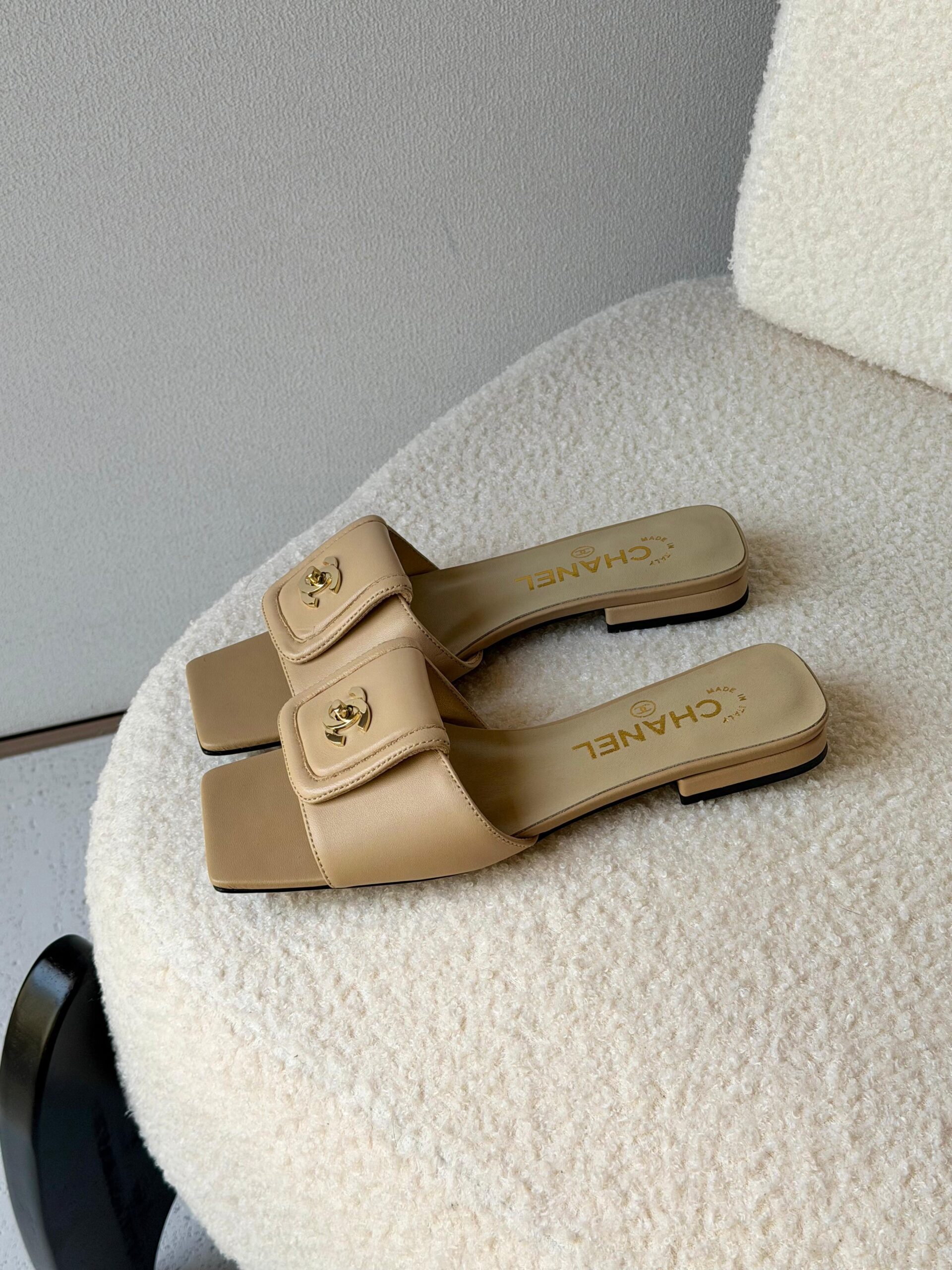 Chanel Lambskin Quilted Turnlock Flat - Image 9