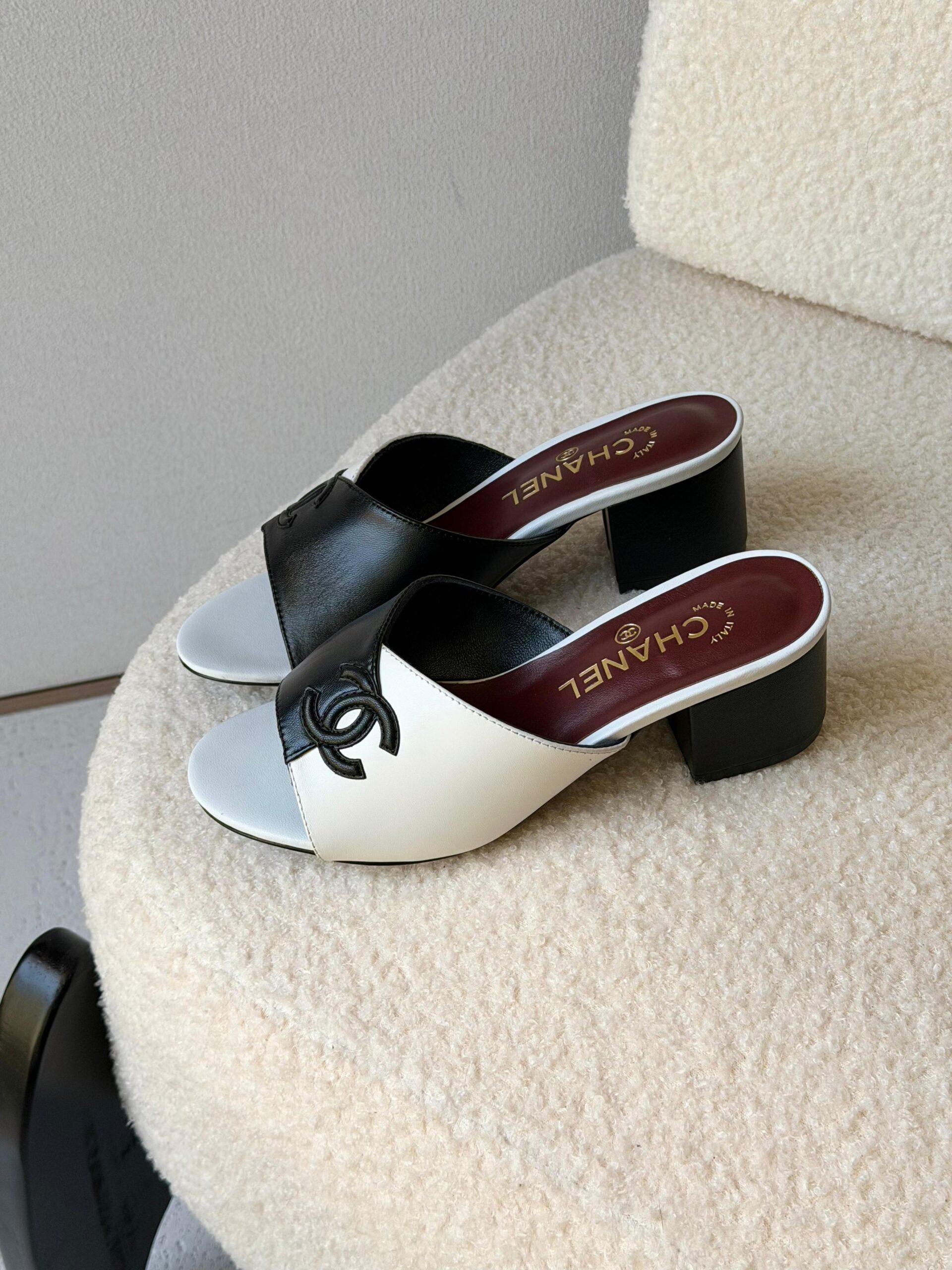 Chanel Leather CC Sandals - Image 9