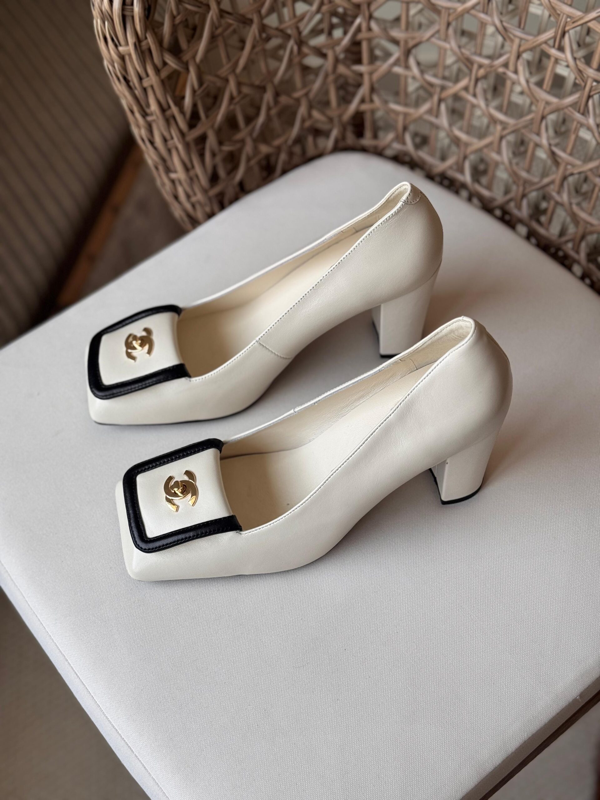 CHANEL Pumps Lambskin